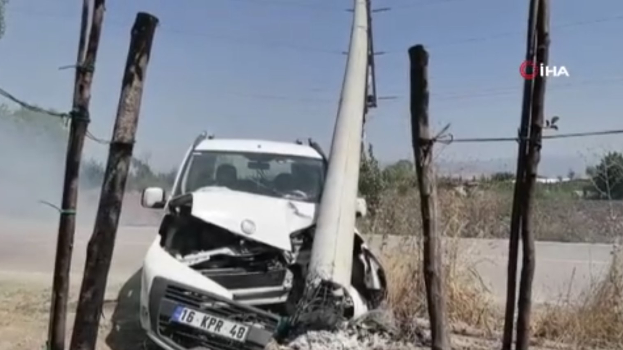 Kontrolden Çıkan Kamyonet Elektrik Direğini Yerle Bir Etti