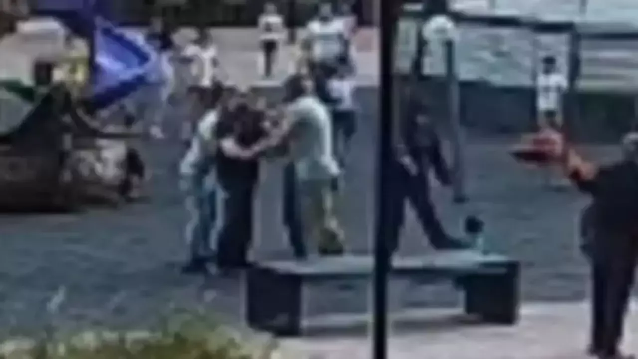 Parkta'ki 2 Çocuğu Yere Vurdu, O Anlar Kamerada