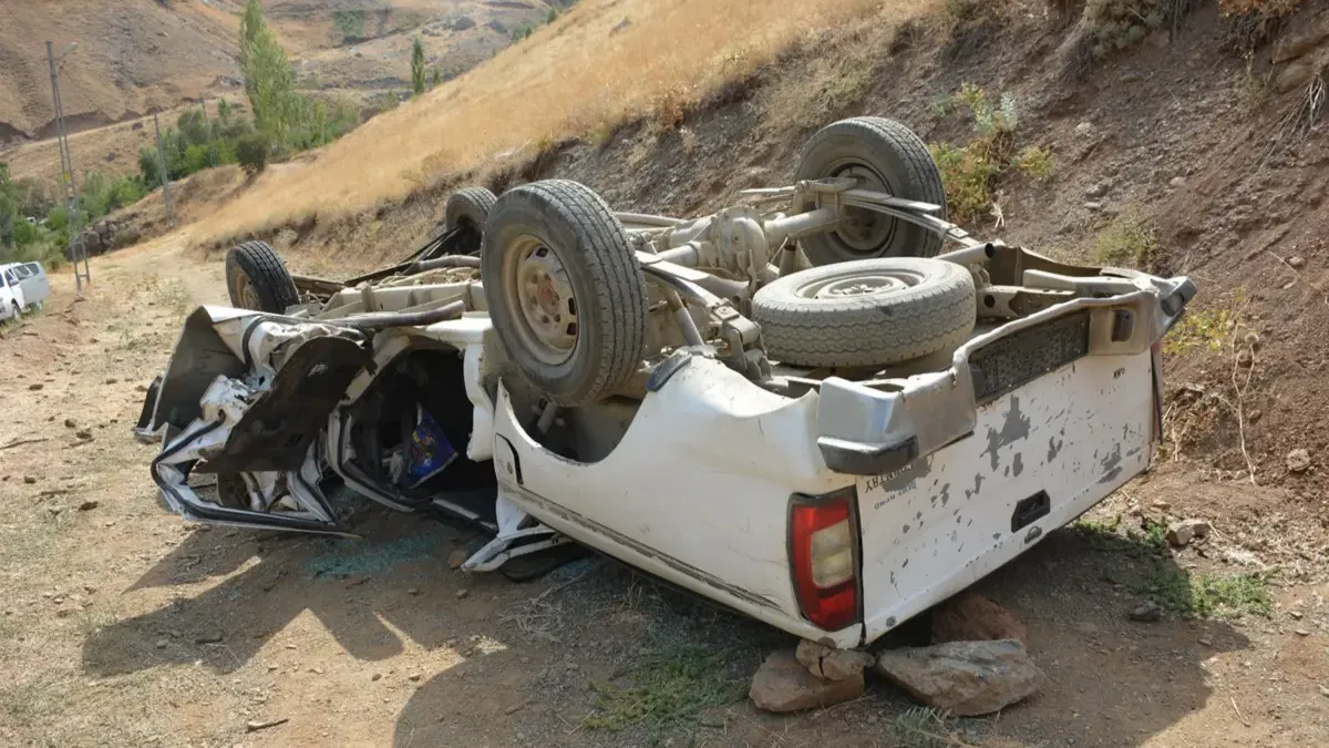 Pikap Şarampole Yuvarlandı: 2 Ölü, 1 Ağır Yaralı