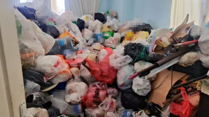 Evden Çıkan İki Kamyon Çöp Herkesi Şok Etti