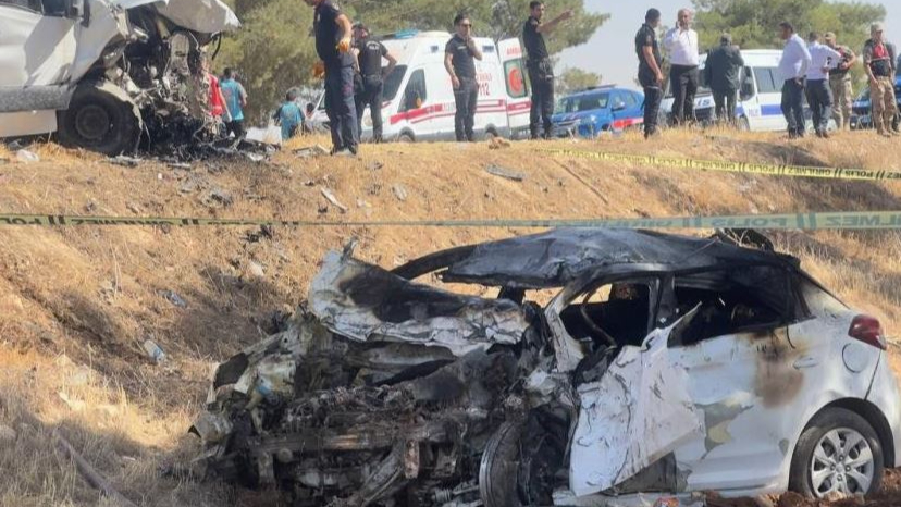 Şanlıurfa'da feci kaza: 1 ölü, 14 yaralı