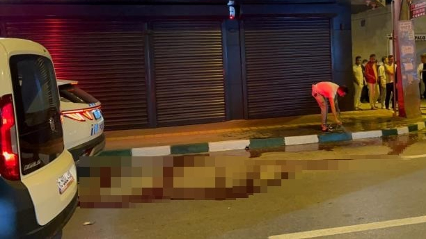 Kalabalığın Arasına Daldı, Husumetlisini Başından  Vurdu
