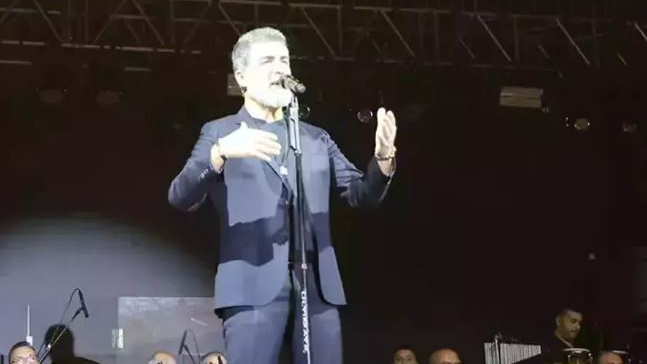 Özcan Deniz'den Sahnede Şaşırtan Açıklama