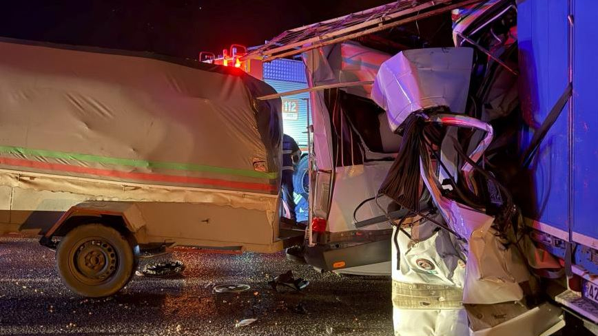Minibüs Tıra Çarptı: 3 Ölü, 16 Yaralı