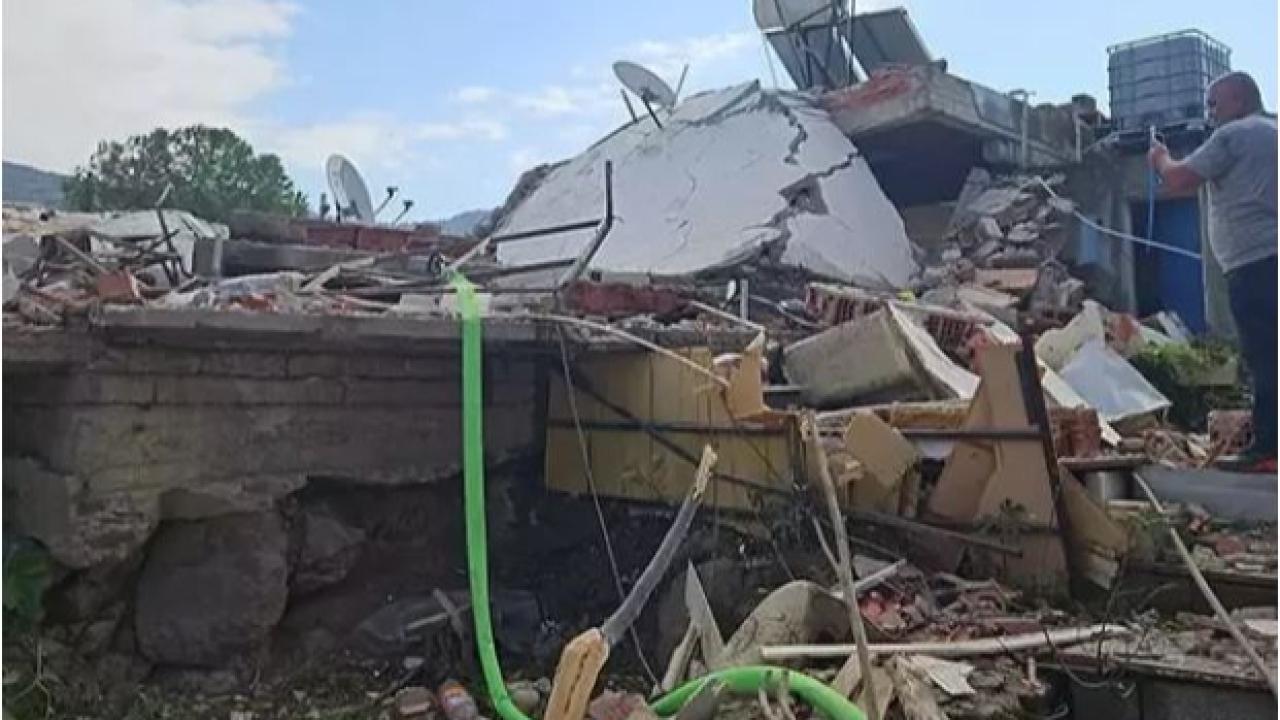 İzmir'de Korkutan Patlama: Ev Çöktü, 2 Kişi Yaralandı
