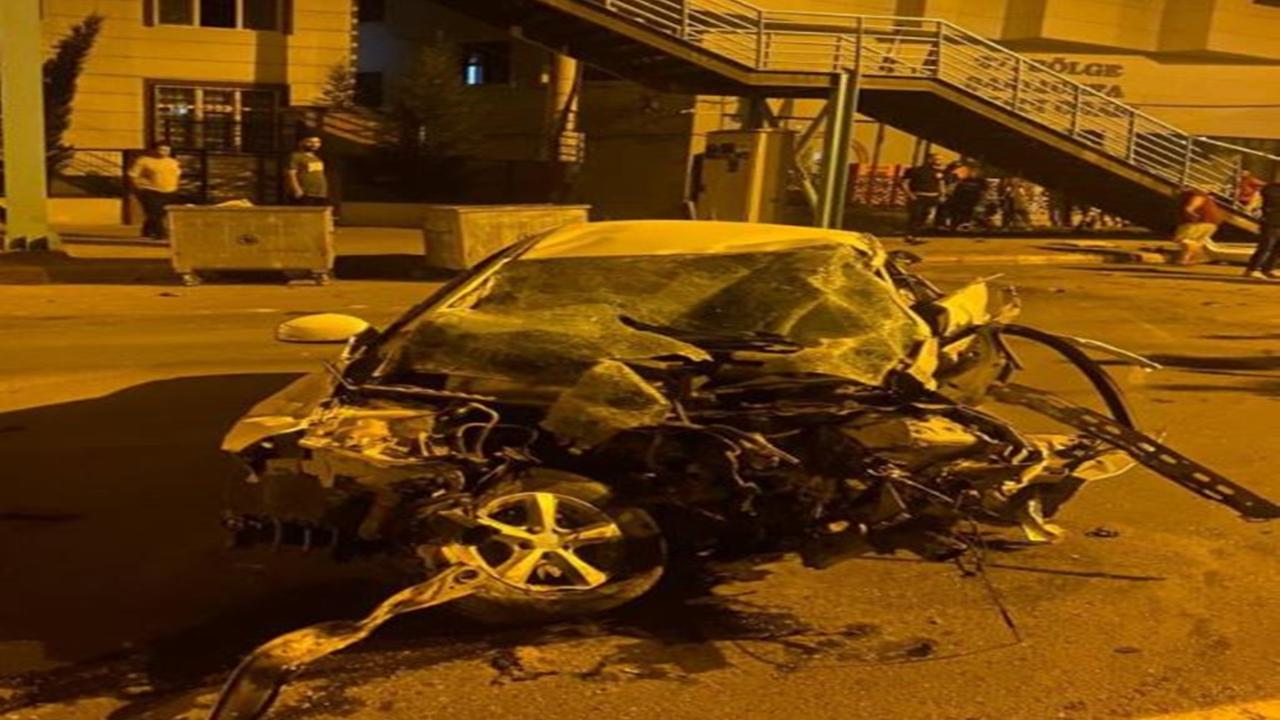 Şanlıurfa'da Otomobil Üst Geçide Çarptı: 1 Ölü