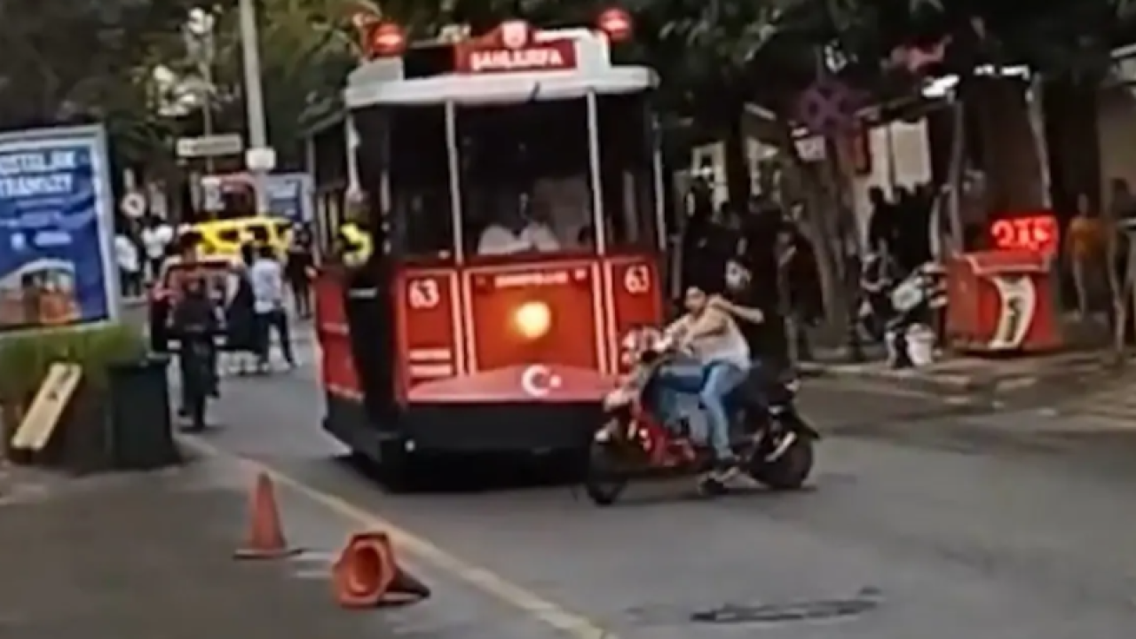 Şanlıurfa’da Tramvay Önüne Çıkan Gençleri Vatman Kurtardı