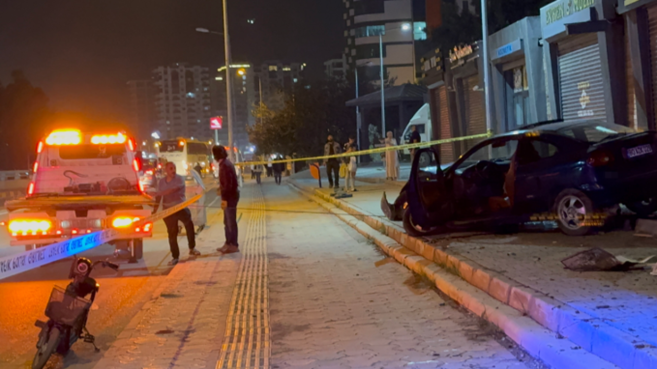 Otomobil Kaldırımda Yürüyen Çocuğa Çarptı