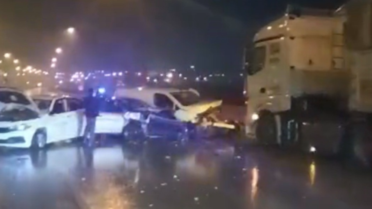 TAG Otoyolunda 12 Araç Birbirine Girdi: 13 Yaralı