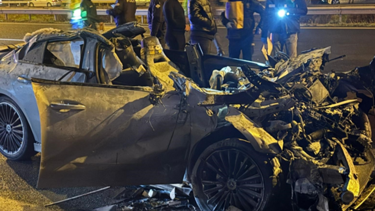 Ankara’da Otomobil Tıra Çarptı: 2 Kişi Hayatını Kaybetti