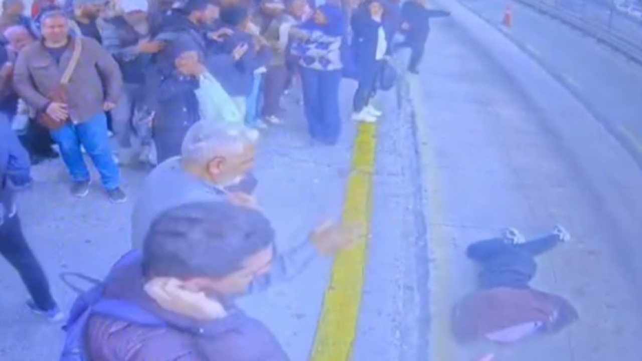 Metrobüs Durağında Bayılan Kız Aracın Önüne Düştü