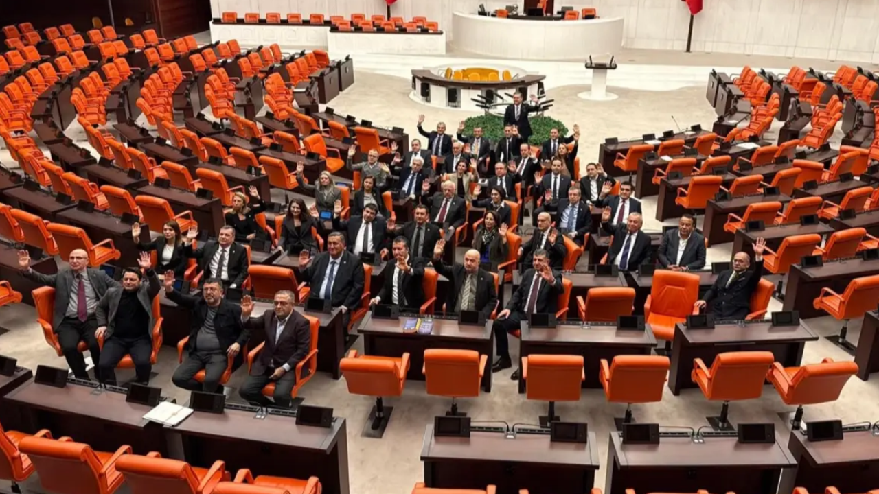 CHP’den Meclis’te Emekli Nöbeti: Özel’den Destek Mesajı