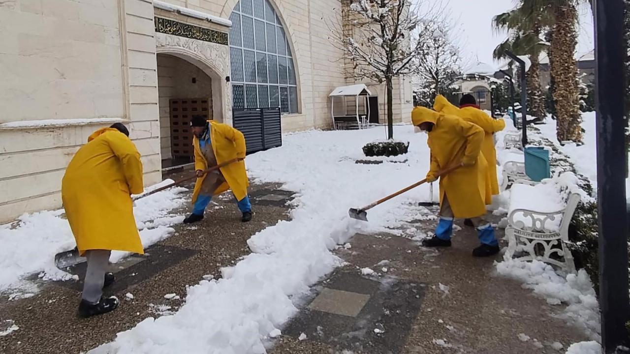 Haliliye Belediyesi ekipleri karla mücadele için sahada