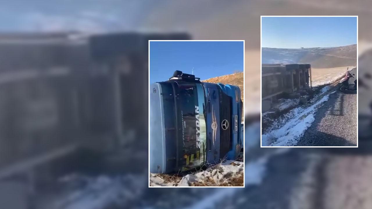 Şanlıurfa'da beton boru yüklü tır devrildi!