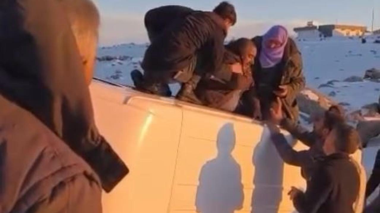 Şanlıurfa'da Kar ve Buzlanma Nedeniyle Minibüs Devrildi