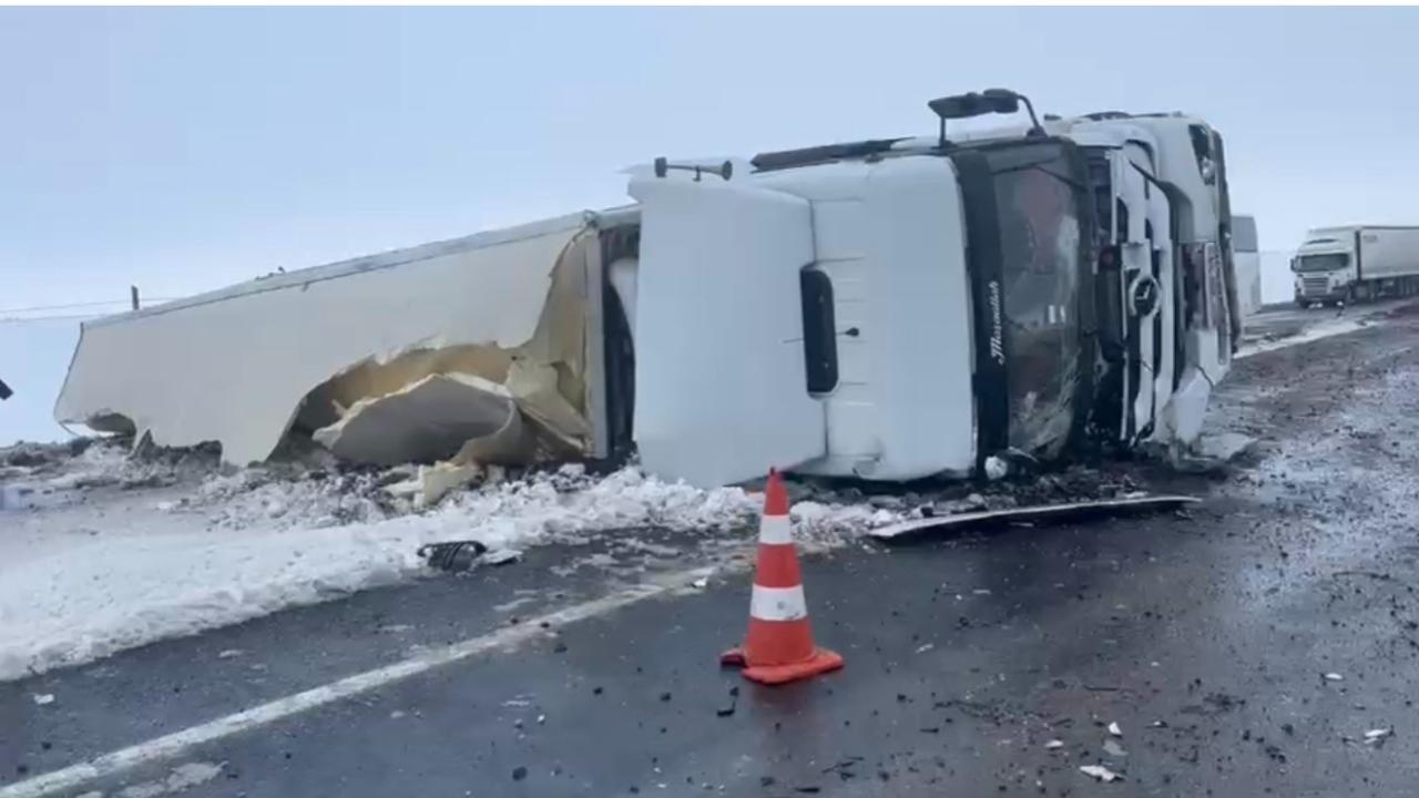 Şanlıurfa'da kar ve buzlanma nedeniyle tır devrildi