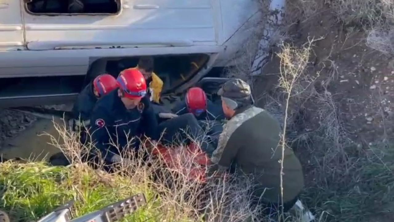 Adana’da öğrenci servisi şarampole devrildi!