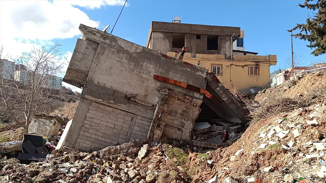 Adıyaman'da bir ev çöktü!