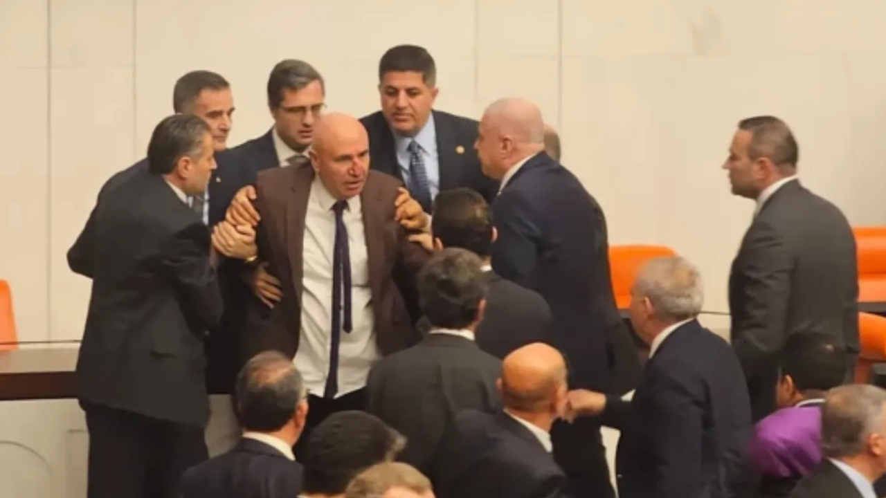 Bakanların yemin töreninde yumruklu kavga!