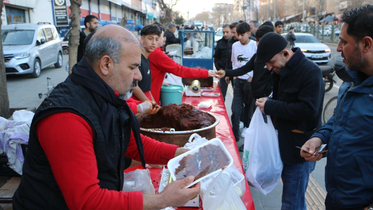 Diyarbakır’da Ramazan klasiği: Çiğköfteye yoğun ilgi!