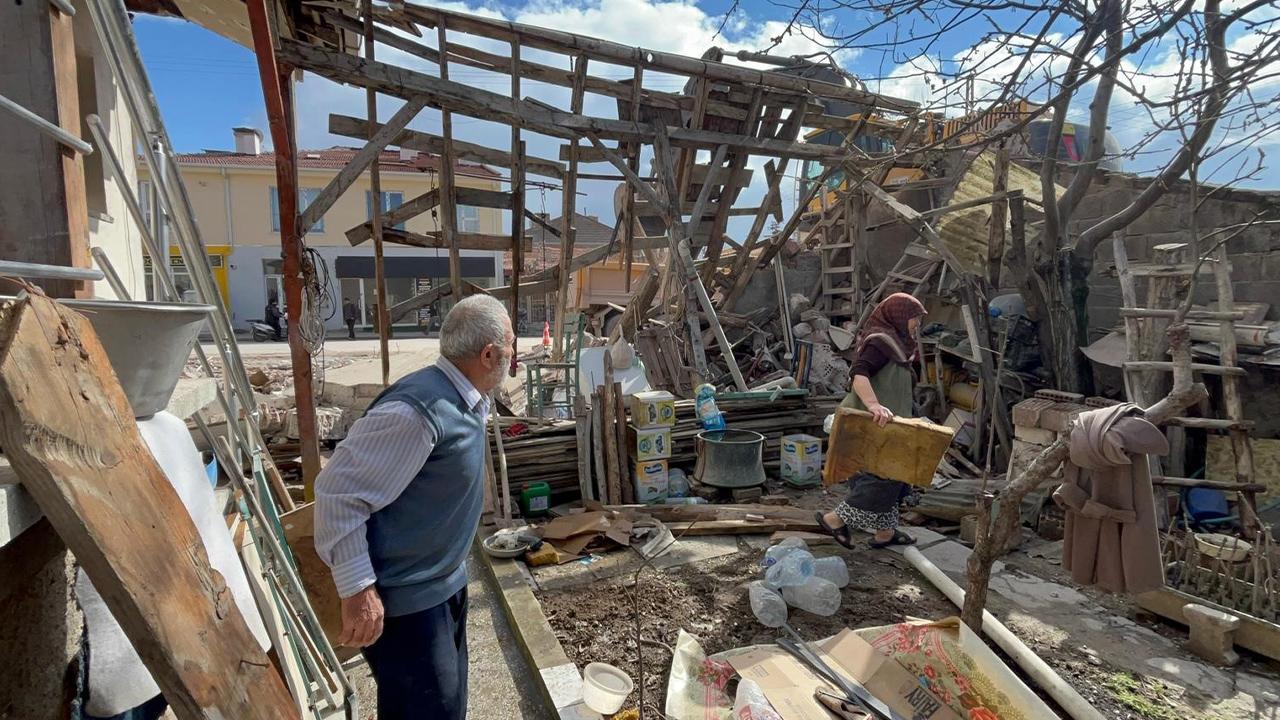 Eskişehir'de ilginç kaza: yaşlı çiftin evi yıkıldı!