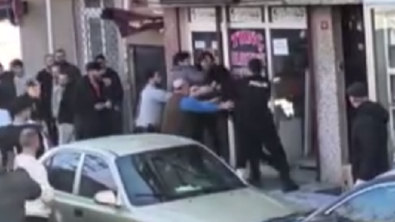 Madde bağımlısı satırla saldırdı: Çok sayıda polis yaralandı