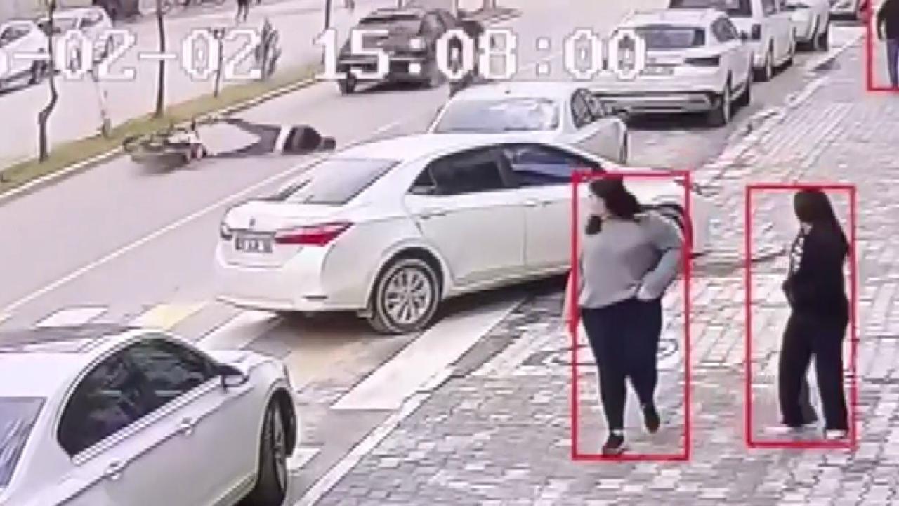 Motosiklet sürücüsü metrelerce sürüklendi