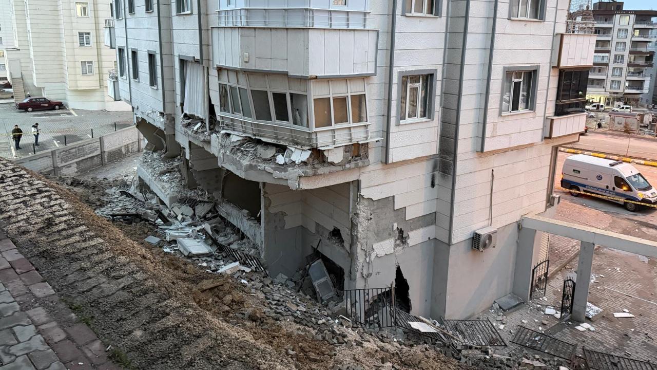 Şanlıurfa'da istinat duvarı çöktü