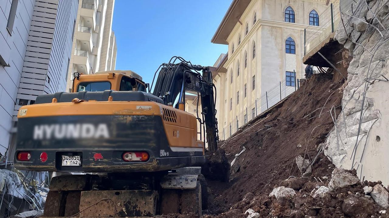 Şanlıurfa'da istinat duvarı çöktü!