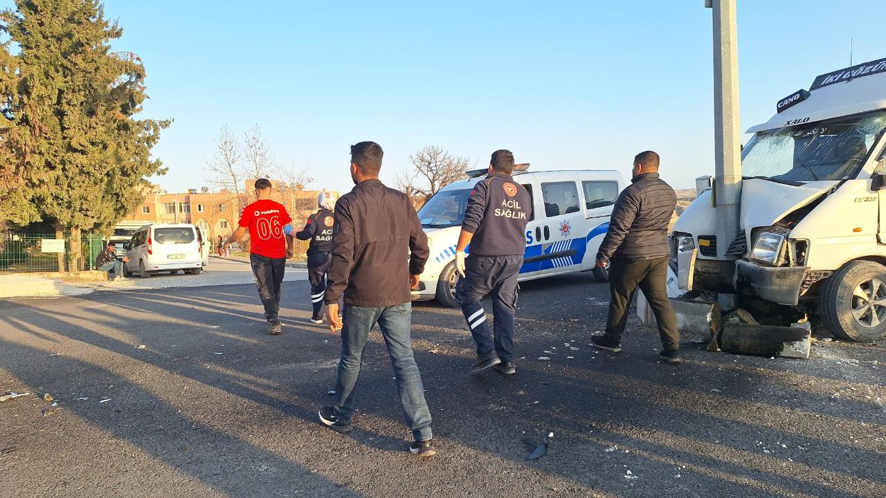 Şanlıurfa'da tarım işçilerini taşıyan minibüs direğe çarptı: 15 yaralı