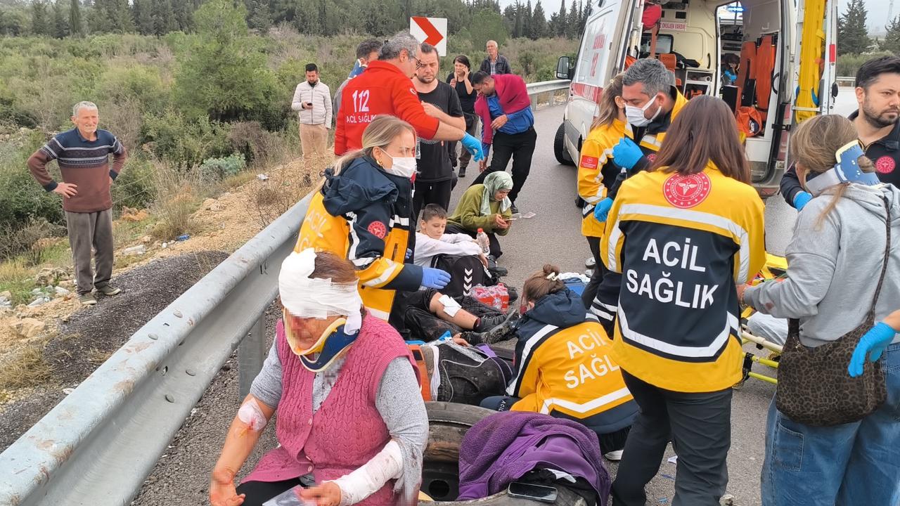 Yolcu otobüsü devrildi: çok sayıda ölü ve yaralı var