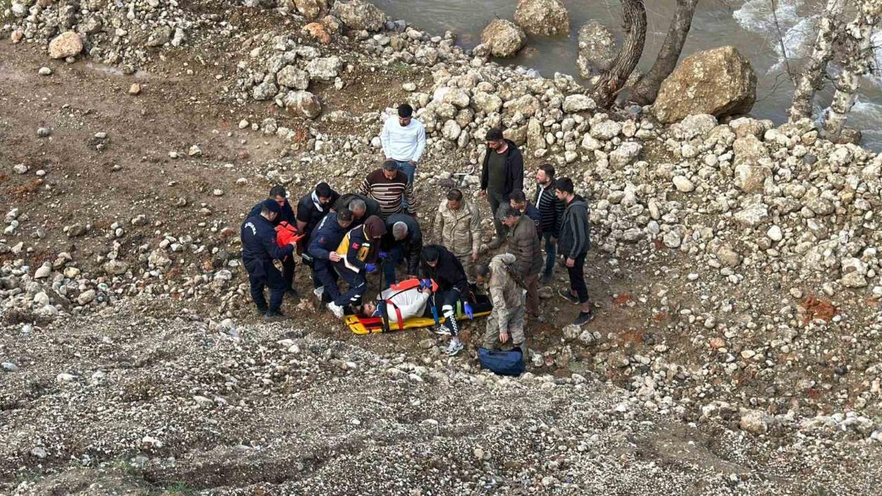 Adıyaman'da otomobil dere yatağına yuvarlandı!