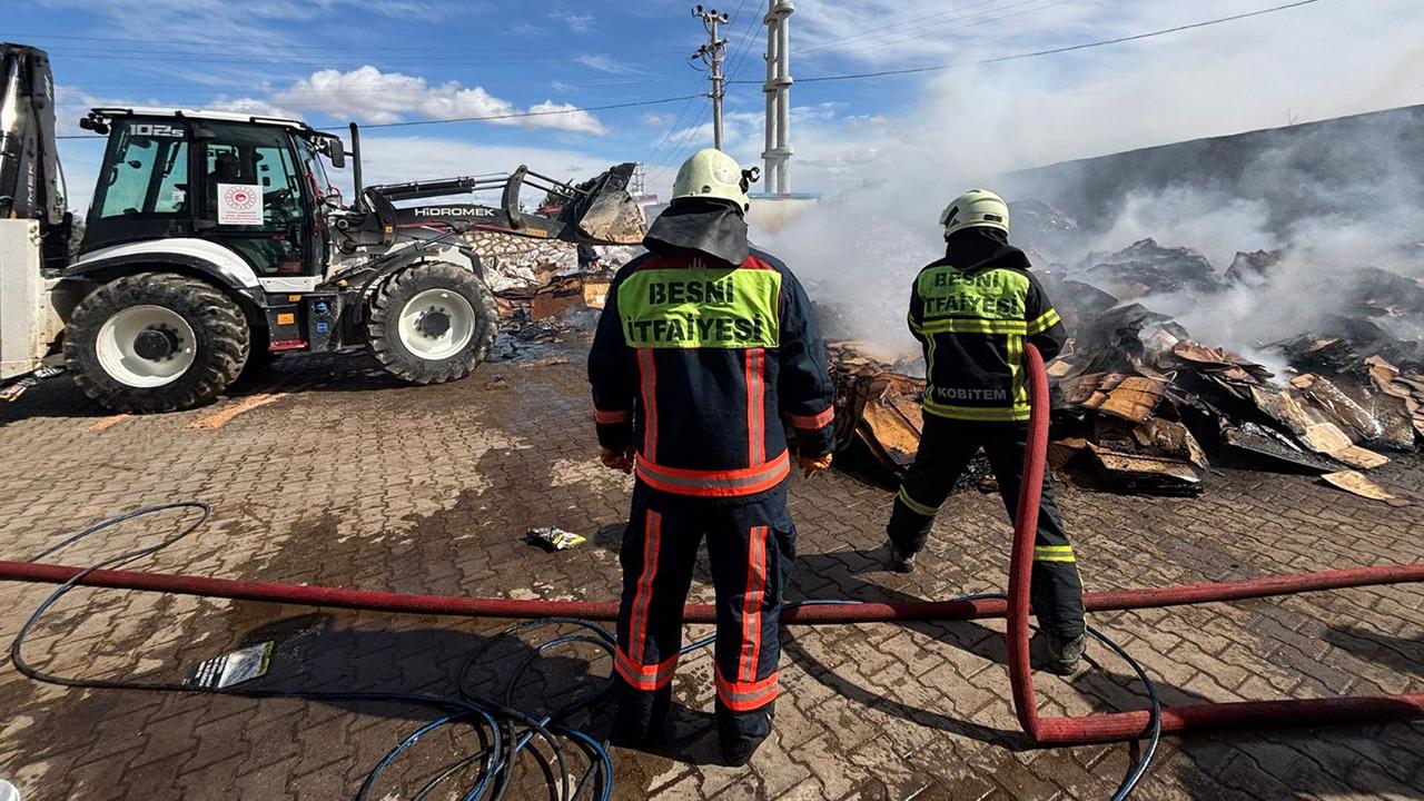 Tütün fabrikasında büyük yangın: yüzlerce karton koli yandı!