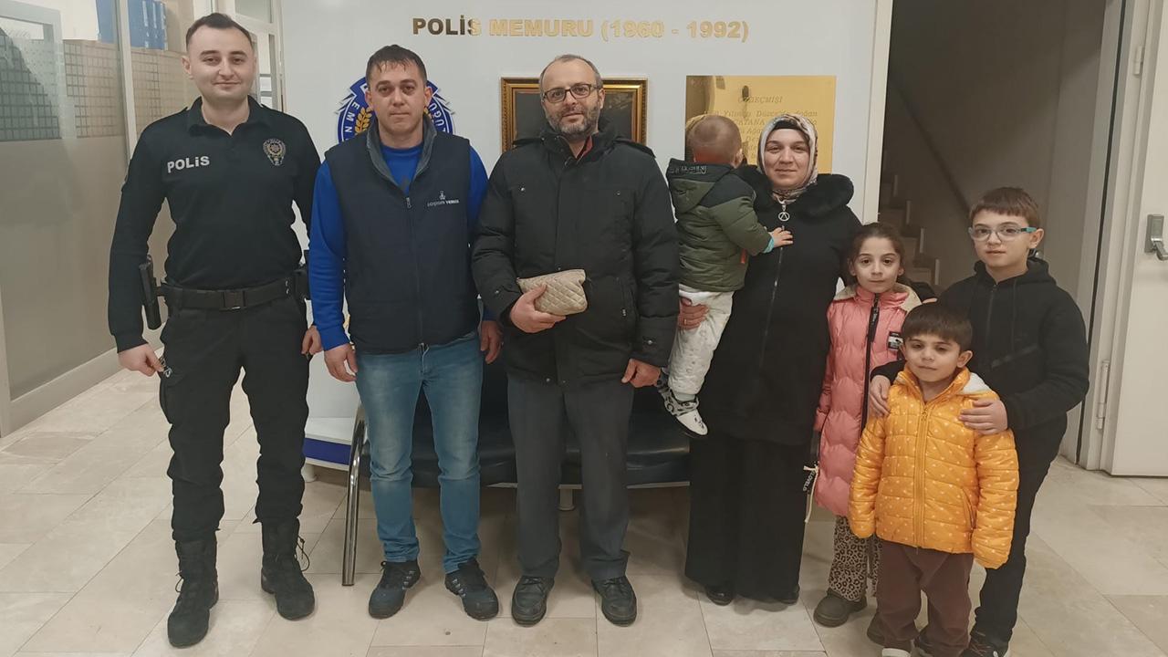 Bulduğu para dolu çantayı bakın ne yaptı?