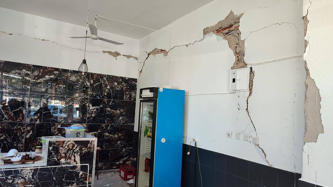 Denizli'deki depremin ardından bazı yapılarda hasar oluştu!