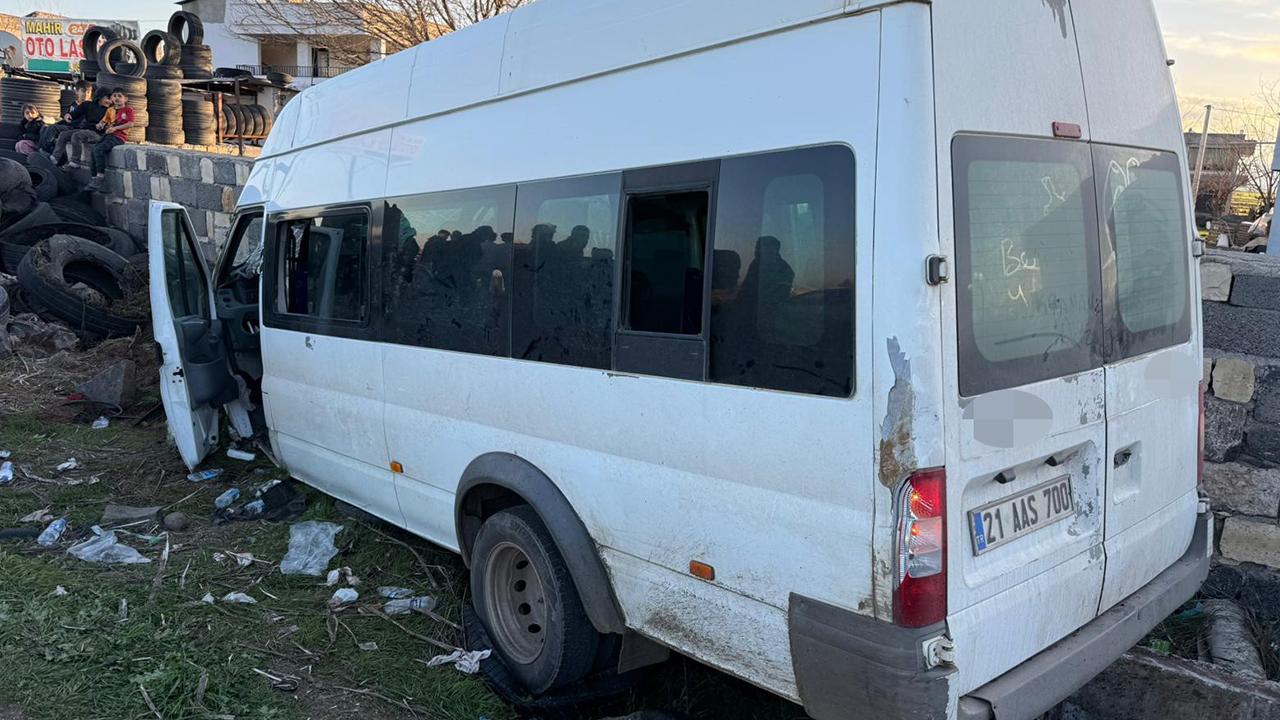 Diyarbakır'da işçileri taşıyan minibüs kaza yaptı!