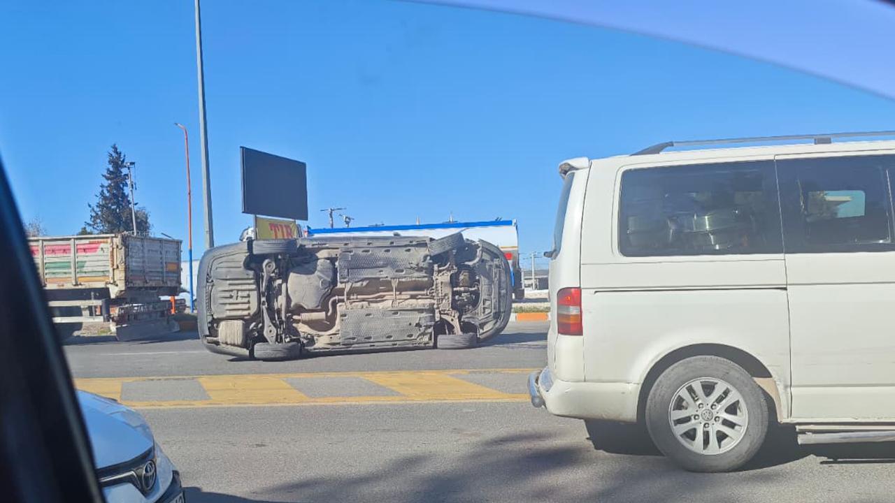 Urfa'da trafik kazasında otomobil devrildi!