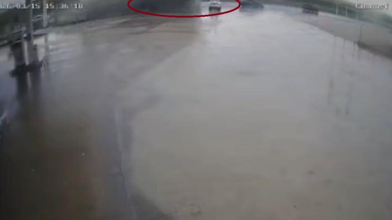 Tırın otomobilin üstüne devrildiği anlar kamerada!