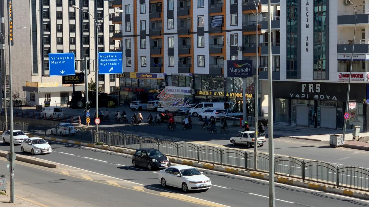 Şanlıurfa trafiğinde bisikletli gruptan örnek davranış!