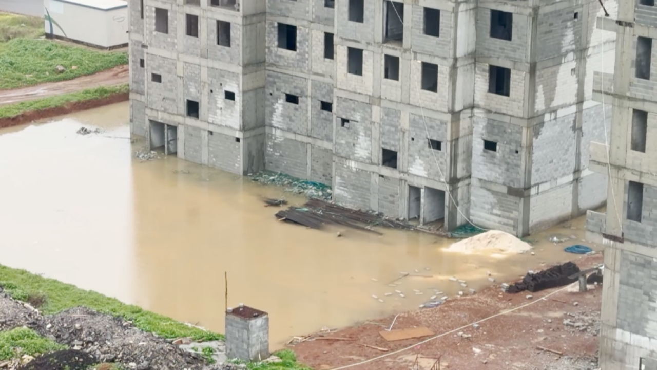 Şanlıurfa’da riskli görüntüler: İnşaat temelleri göle döndü!