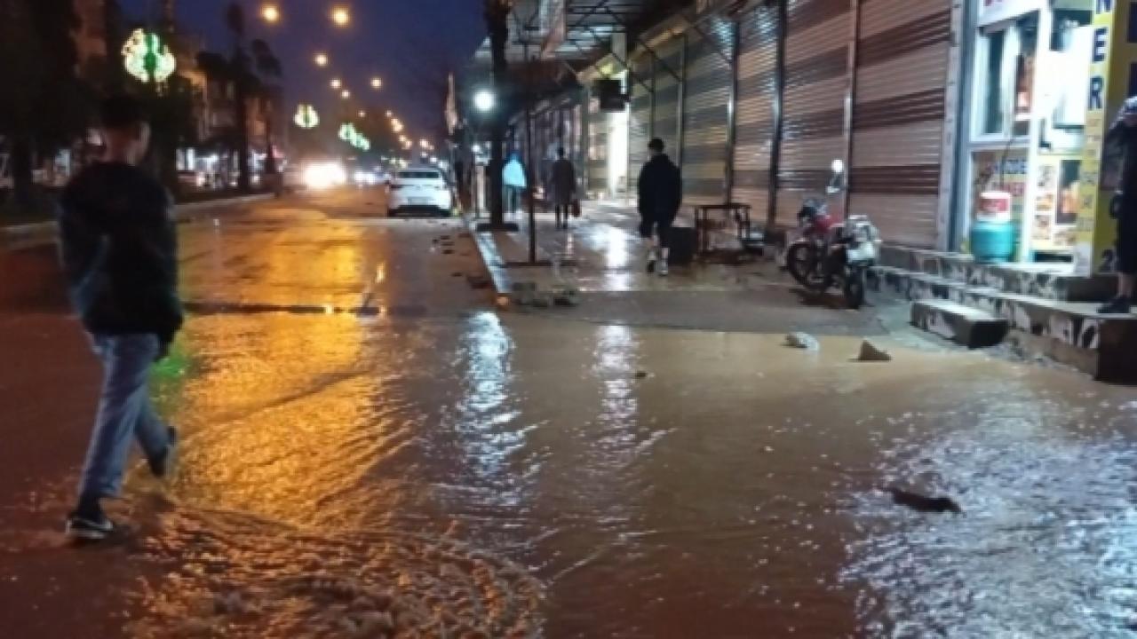 Şanlıurfa’da sağanak hayatı felç etti: Cadde sular altında kaldı!