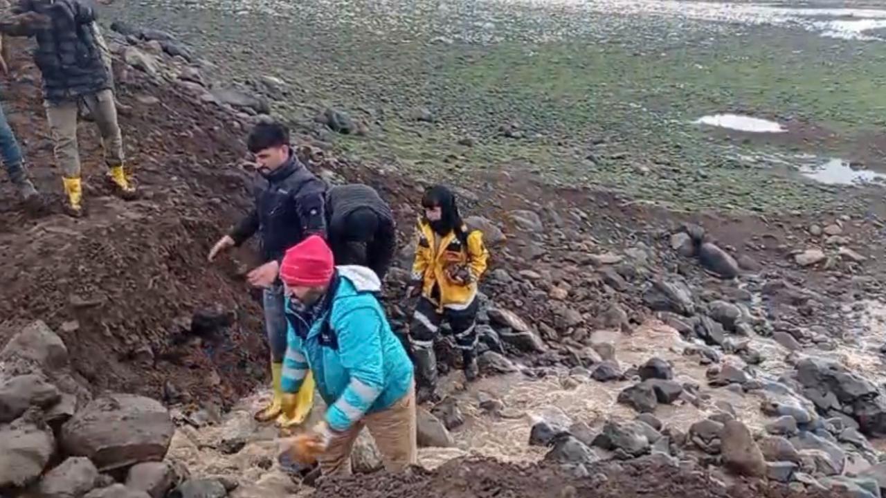 Selde hasar gören sulama göletini vatandaşlar onardı!