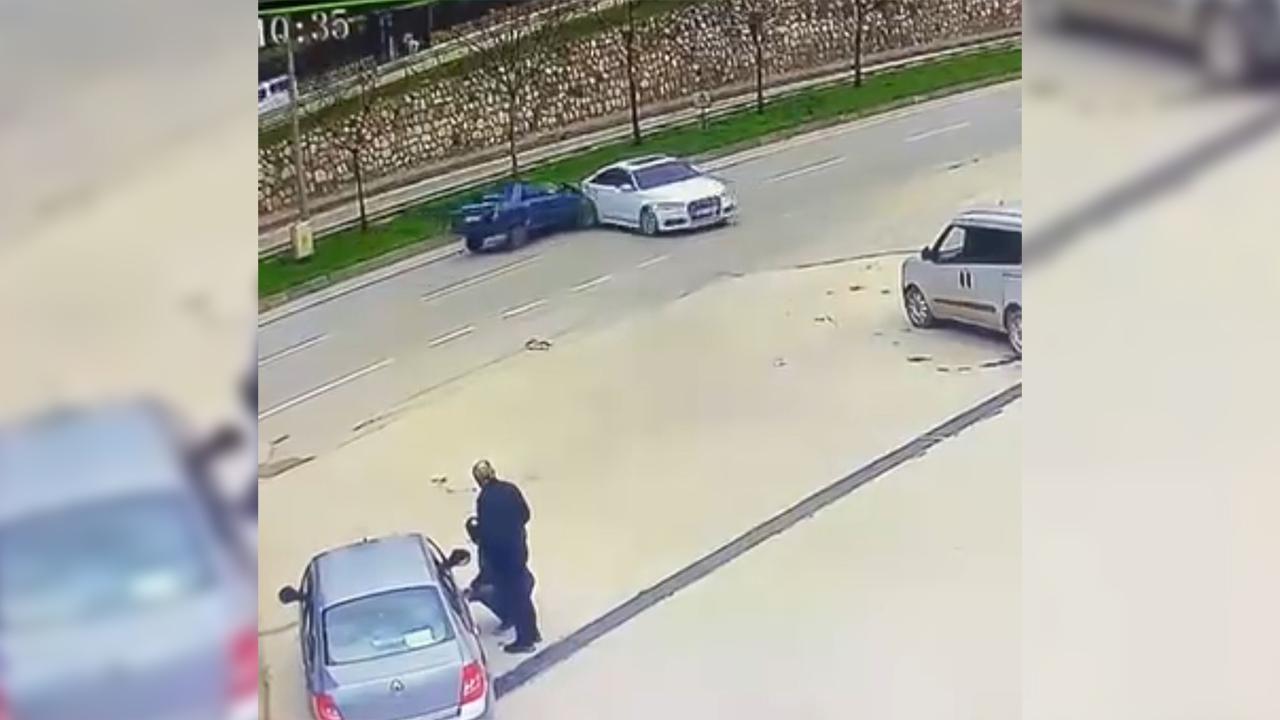 Sürücüsüz araç trafiğe çıktı: O anlar kamerada!