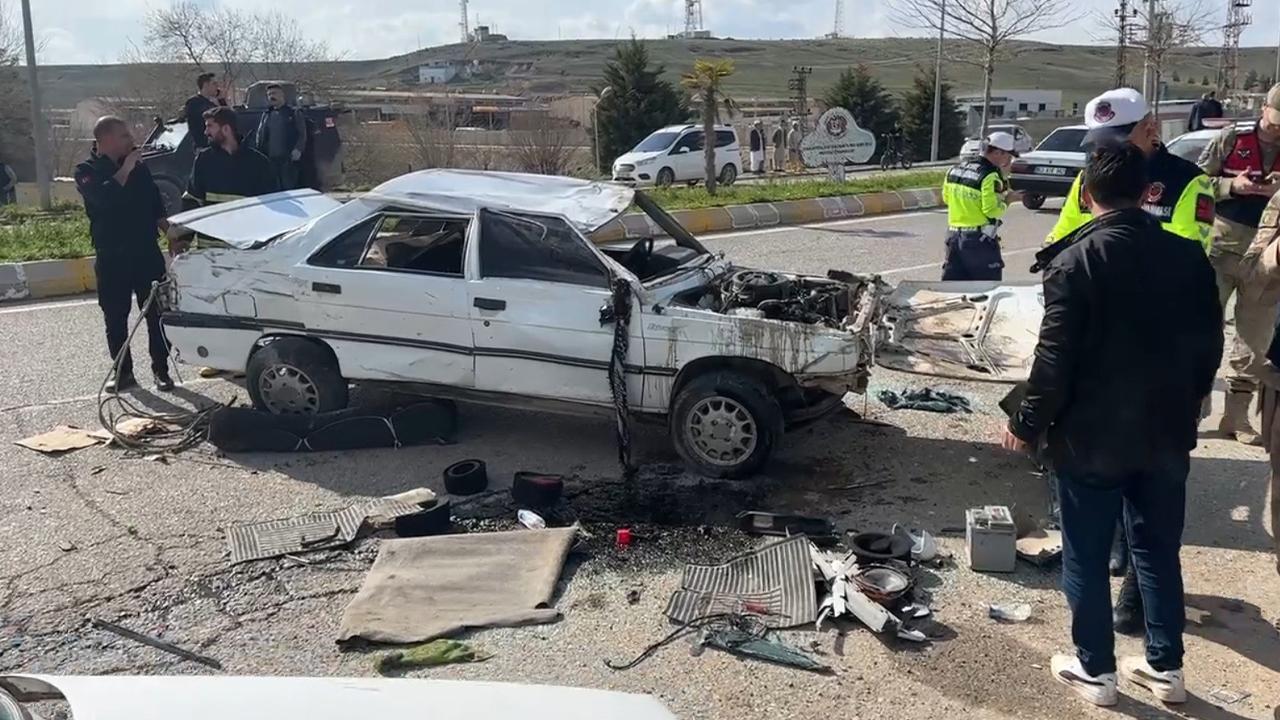 Urfa'da karşı şeride geçen otomobil ters döndü!