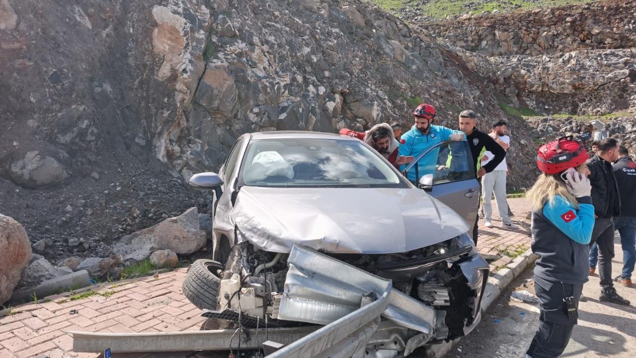 Urfa'da kontrolden çıkan otomobil bariyerlere çarptı!