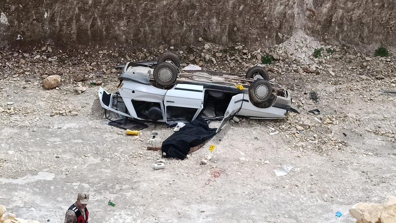 Urfa'da otomobil çukura devrildi: Feci kazada ölü ve yaralı var!