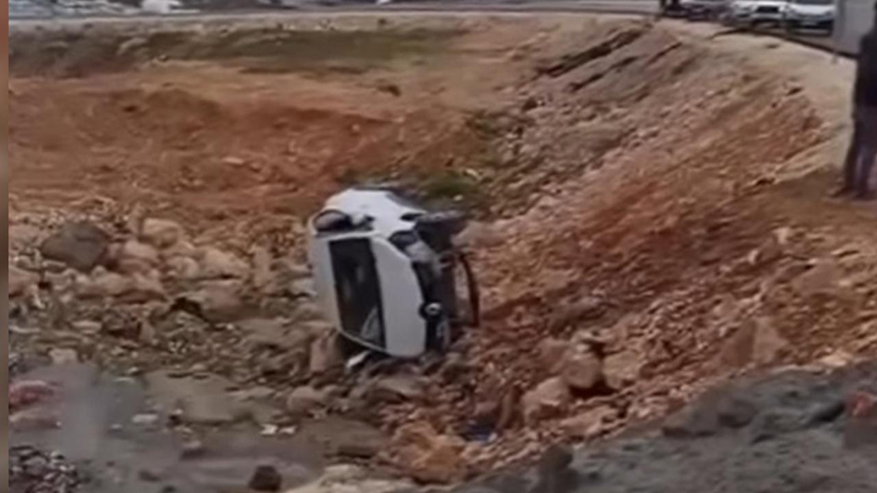Urfa'da otomobil şarampole yuvarlandı!
