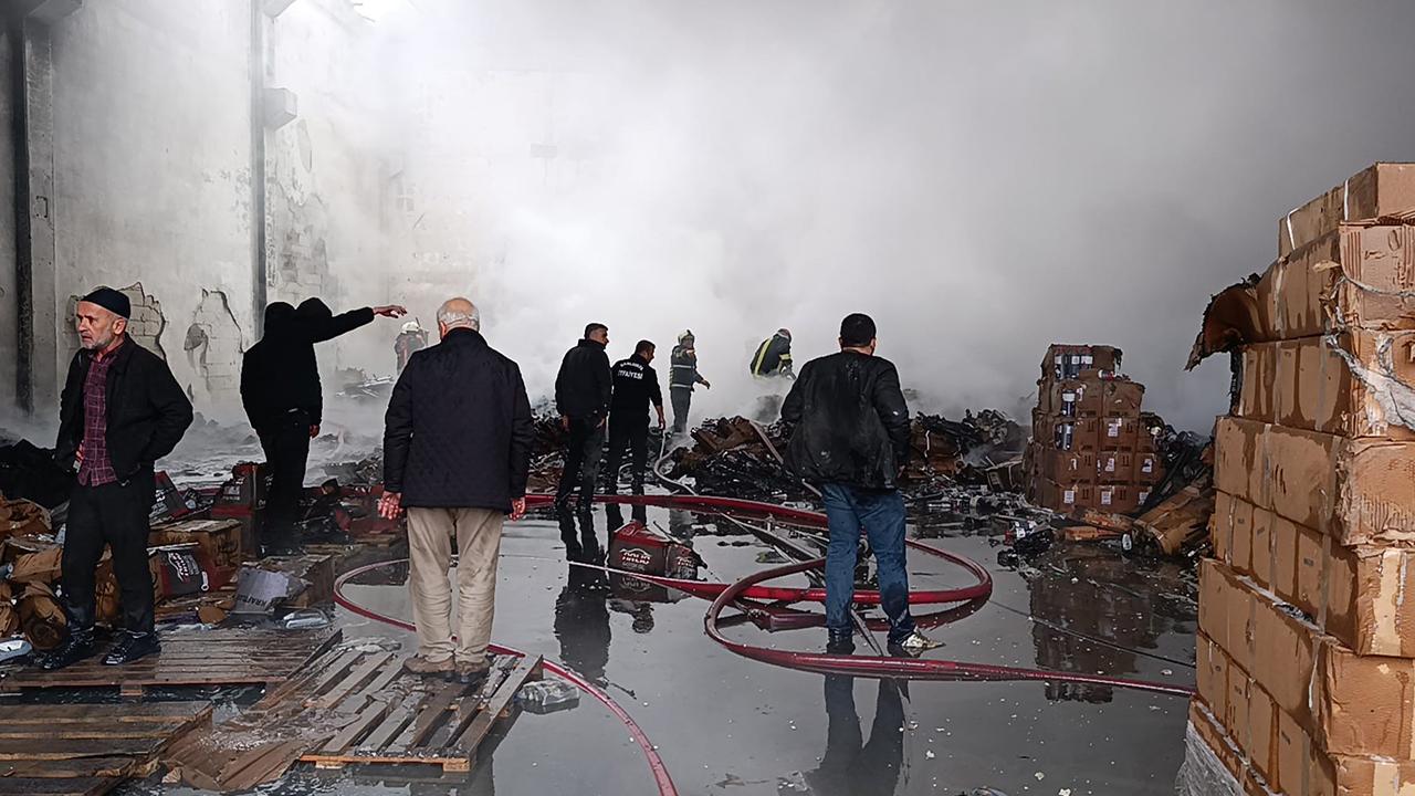 Urfa'da otomotiv deposunda korkutan yangın!