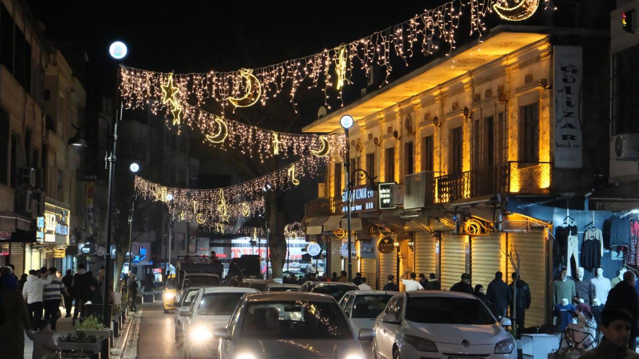 Urfa'nın kalbi Divanyolu artık daha ışıltılı!