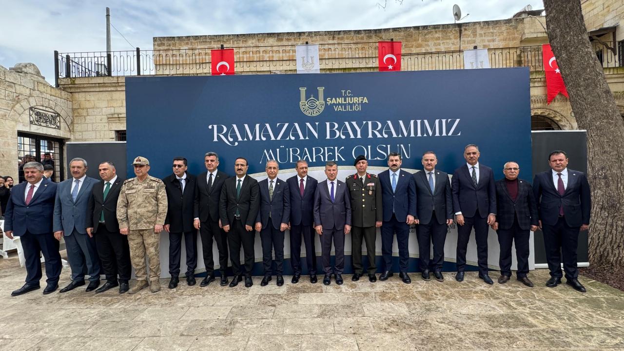 Vali Şıldak vatandaşlarla bayramlaştı!